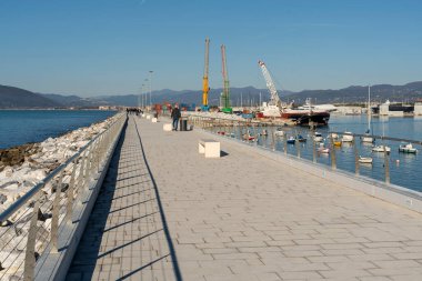Tuscany 'deki Marina di Carrara ticari limanının dalgakıranı üzerine inşa edilen yeni rıhtıma bir göz atalım.