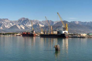 Marina di Carrara Limanı yakınlardaki Apuan Alplerinden çıkarılan mermer bloklar
