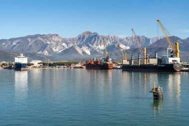 Marina di Carrara Limanı yakınlardaki Apuan Alplerinden çıkarılan mermer bloklar