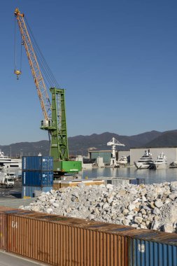 Marina di Carrara limanında, mermer çıkarma atıkları birikir, bu atık da kalsiyum karbonat üretmek için ezilir.