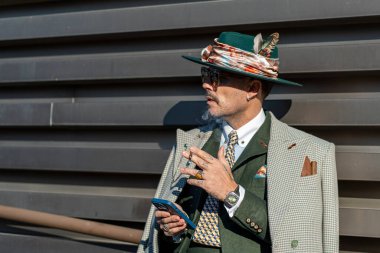 Floransa, İtalya - 14 Ocak 2025: Pitti Uomo 2025, dünyanın en büyük erkek moda etkinliği, halkın çoğu görünüşlerini ve tarzlarını göstermek için gidiyor, fotoğraflanmak için.