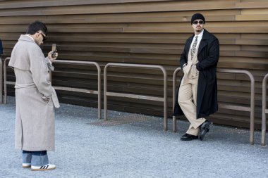 Floransa, İtalya - 14 Ocak 2025: Pitti Uomo 2025, dünyanın en büyük erkek moda etkinliği, halkın çoğu görünüşlerini ve tarzlarını göstermek için gidiyor, fotoğraflanmak için.