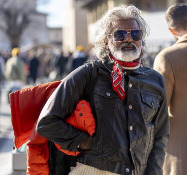 Floransa, İtalya - 14 Ocak 2025: Pitti Uomo 2025, dünyanın en büyük erkek moda etkinliği, halkın çoğu görünüşlerini ve tarzlarını göstermek için gidiyor, fotoğraflanmak için.