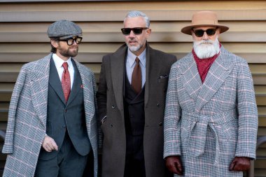 Floransa, İtalya - 14 Ocak 2025: Pitti Uomo 2025, dünyanın en büyük erkek moda etkinliği, halkın çoğu görünüşlerini ve tarzlarını göstermek için gidiyor, fotoğraflanmak için.