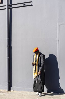 Floransa, İtalya - 14 Ocak 2025: Pitti Uomo 2025, dünyanın en büyük erkek moda etkinliği, halkın çoğu görünüşlerini ve tarzlarını göstermek için gidiyor, fotoğraflanmak için.