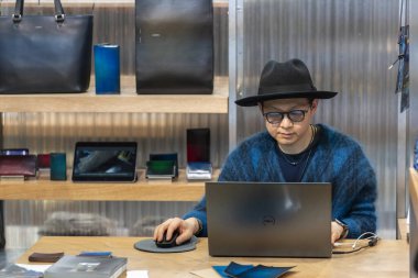 Floransa, İtalya - 14 Ocak 2025: Pitti Uomo 2025, dünyanın en büyük erkek moda etkinliği, halkın çoğu görünüşlerini ve tarzlarını göstermek için gidiyor, fotoğraflanmak için.