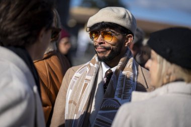 Floransa, İtalya - 14 Ocak 2025: Pitti Uomo 2025, dünyanın en büyük erkek moda etkinliği, halkın çoğu görünüşlerini ve tarzlarını göstermek için gidiyor, fotoğraflanmak için.