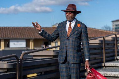 Floransa, İtalya - 14 Ocak 2025: Pitti Uomo 2025, dünyanın en büyük erkek moda etkinliği, halkın çoğu görünüşlerini ve tarzlarını göstermek için gidiyor, fotoğraflanmak için.