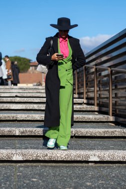 Floransa, İtalya - 14 Ocak 2025: Pitti Uomo 2025, dünyanın en büyük erkek moda etkinliği, halkın çoğu görünüşlerini ve tarzlarını göstermek için gidiyor, fotoğraflanmak için.