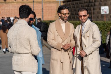Floransa, İtalya - 14 Ocak 2025: Pitti Uomo 2025, dünyanın en büyük erkek moda etkinliği, halkın çoğu görünüşlerini ve tarzlarını göstermek için gidiyor, fotoğraflanmak için.