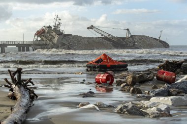 Marina di Massa, Toskana 'da meydana gelen kaza, Guang Rong gemisinin 100 metre uzunluğunda, belki şiddetli rüzgar ve yüksek dalgalar nedeniyle, kısmen çöken iskele ile çarpışmış..