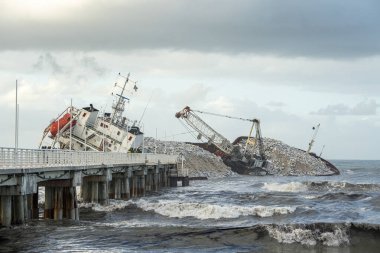 Marina di Massa, Toskana 'da meydana gelen kaza, Guang Rong gemisinin 100 metre uzunluğunda, belki şiddetli rüzgar ve yüksek dalgalar nedeniyle, kısmen çöken iskele ile çarpışmış..