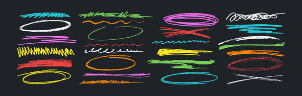 Векторный набор ручных цветных карандашных линий и набора сквиглов. Удары угля, подчеркивает, каракули и кисти грубые штрихи изолированы на черном фоне. Гранж-мазки, карандашный акцент.