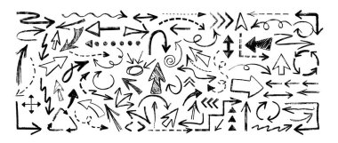 El çizimi kömür ok seti. Kılavuz yön gösterici, kavisli vuruşlar, imleç, kesik, dairesel ve dalga okları. Siyah tebeşir kalem çizgileri. Grunge boya kalemi karalamaları, kömürle boyanmış karalamalar..