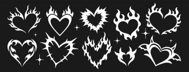 Kalp şeklinde yeni kabile estetiği dövmesi. Beyaz gotik romantik çıkartmalar ya da siber süs seti. Neotribal emo aşk logosu. Modaya uygun bir el çizilmiş gotik stilize edilmiş yanan kalp silueti ateşte yanıyor