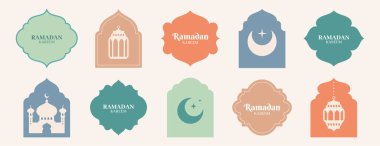 Doğu tarzında İslami şekilli pencereler. Eski cami kapıları, Arap çerçeveleri veya Arap kemerleri silueti. Müslüman mimari geometrik kapı portalı, Fas asgari kavisleri ve ramazan kareem yazı tipi