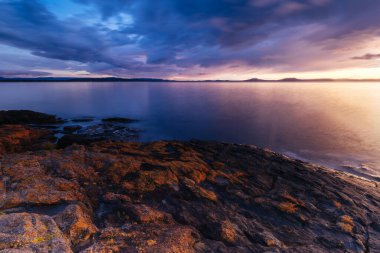 Freycinet Yarımadası 'nın Swansea, Tazmanya Avustralya' dan yükselen güneşine doğru bir manzara