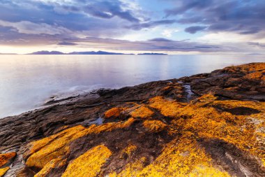 Freycinet Yarımadası 'nın Swansea, Tazmanya Avustralya' dan yükselen güneşine doğru bir manzara