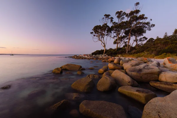 Покрытые Камнями Скалы Закате Заливе Пожаров Заливе Биналонг Австралия — стоковое фото