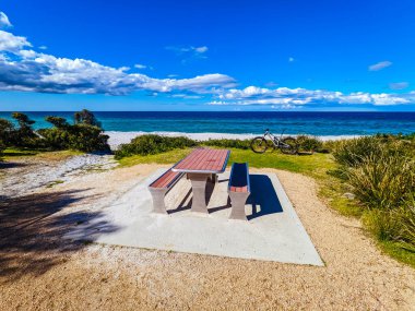 BINALONG BAY, AUSTRALIA - 19 EPTEMBER 2022: Blue Derby dağ bisikleti patikası ağının bir parçası olarak Tazmanya, Avustralya, Binalong Körfezi yakınlarındaki ilkbahar zamanı