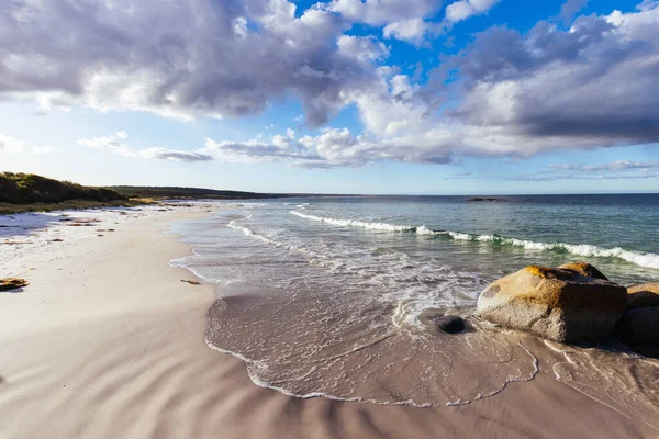 位于澳洲比诺龙湾附近的火湾的花园海滩 — 图库照片