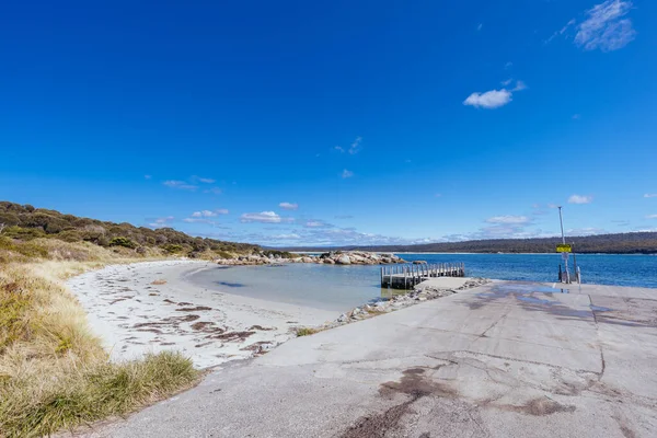 澳大利亚塔斯马尼亚圣赫勒拿附近Akaroa的Beerbarrel海滩和Burns Bay路船闸周围的景观 — 图库照片