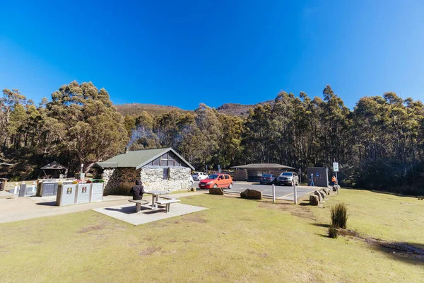 Wellington Dağı yamaçlarındaki Springs pikniği ve dinlenme alanı Tazmanya, Avustralya 'daki Hobart' ta serin bir bahar günü.