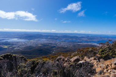 Wellington Dağı 'nın zirvesinden ikonik manzara soğuk bir bahar sabahı Tazmanya, Avustralya' daki Hobart 'a bakıyor.