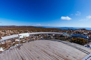 Tazmanya, Avustralya 'da soğuk bir bahar sabahı Wellington Dağı' nın zirvesindeki Güney Batı izleme platformu