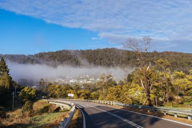 DERby, AUSTRALIA - 22 Eylül 2022: Tasman Hwy köprüsü Tazmanya, Avustralya 'da soğuk bir bahar sabahı, Derby kırsalındaki Ringarooma Nehri üzerindeki