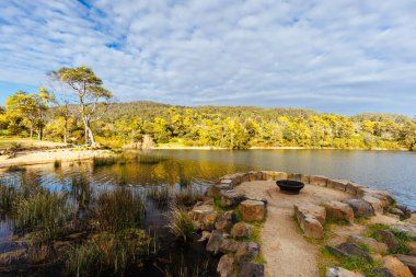 DERBY, AUSTRALIA - 22 SEPTEMBER 2022: Briseis Hole Lake Derby ve Derby kırsalındaki ünlü yüzen sauna