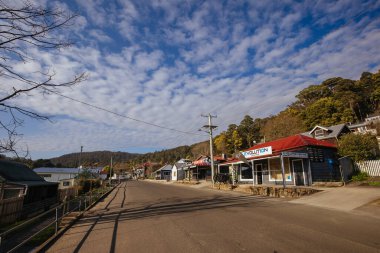 DERby, AUSTRALIA - 22 Eylül 2022: Tazmanya, Avustralya 'da soğuk bir bahar sabahı, Derby kırsalındaki Iconic maden inşaat mimarisi