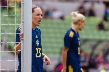 MELBOURNE, AUSTRALIA - 12 Kasım 2022 'de Avustralya' nın Melbourne kentinde oynanan dostluk maçında İsveç 'li Elin Rubensson yakın mesafeden Avustralya' yı savunuyor.