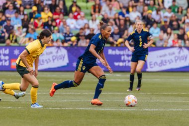 MELBOURNE, AUSTRALIA - 12 Kasım 2022 'de Avustralya' nın Melbourne kentinde oynanan dostluk maçında İsveç takımından Madelen Janogy topla koşar.