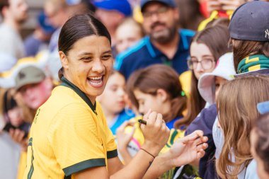 Avustralya 'dan Sam Kerr, 12 Kasım 2022 tarihinde Melbourne, Avustralya' da oynanan AAMI Park 'ta oynanan dostluk maçında İsveç' i yendikten sonra hayranlarıyla vakit geçirdi.