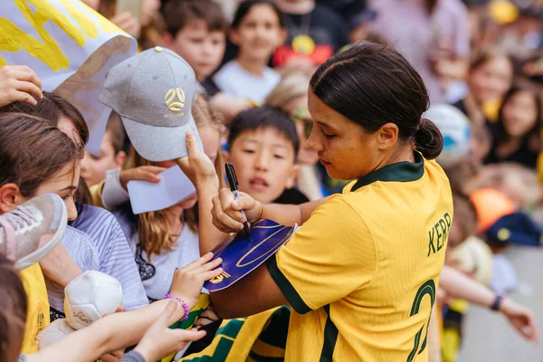 Avustralya 'dan Sam Kerr, 12 Kasım 2022 tarihinde Melbourne, Avustralya' da oynanan AAMI Park 'ta oynanan dostluk maçında İsveç' i yendikten sonra hayranlarıyla vakit geçirdi.