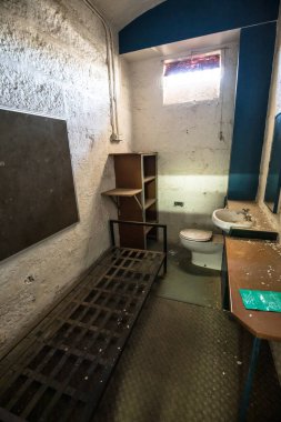 BEECHworTH, AUSTRALIA - 30 Aralık 2021: Victoria, Avustralya 'da sıcak bir yaz gününde Beechworth hapishanesi ve avlusu