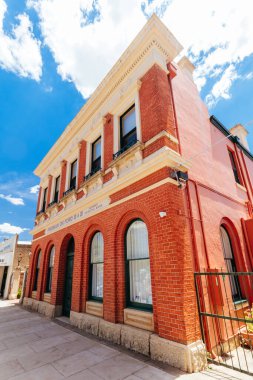 Beechworth, Avustralya - 30 Aralık 2021: Victoria, Avustralya 'da sıcak bir yaz gününde Beechworth şehir merkezi