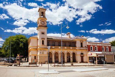 Beechworth, Avustralya - 30 Aralık 2021: Victoria, Avustralya 'da sıcak bir yaz gününde Beechworth şehir merkezi