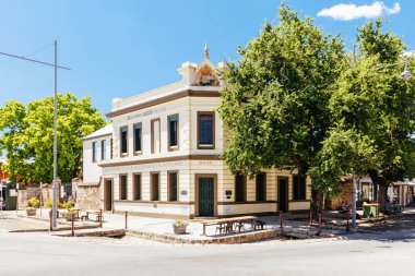 Beechworth, Avustralya - 30 Aralık 2021: Victoria, Avustralya 'da sıcak bir yaz gününde Beechworth şehir merkezi