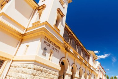 Beechworth, Avustralya - 30 Aralık 2021: Victoria, Avustralya 'da sıcak bir yaz gününde Beechworth şehir merkezi