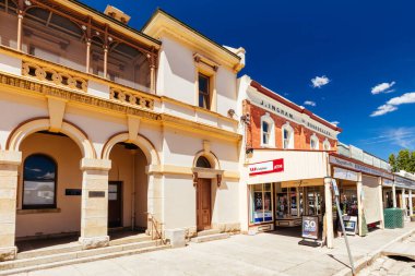 Beechworth, Avustralya - 30 Aralık 2021: Victoria, Avustralya 'da sıcak bir yaz gününde Beechworth şehir merkezi