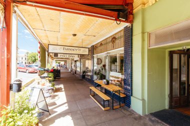 Beechworth, Avustralya - 30 Aralık 2021: Victoria, Avustralya 'da sıcak bir yaz gününde Beechworth şehir merkezi