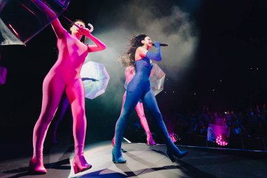 MELBOURNE, AUSTRALYA - 11 Kasım 2022 'de Avustralya' nın Melbourne kentinde gerçekleştirilen Rod Laver Arena 'da Dua Lipa performansı sergiliyor..