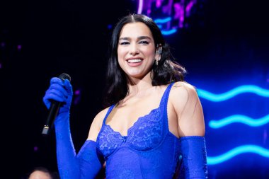 MELBOURNE, AUSTRALYA - 11 Kasım 2022 'de Avustralya' nın Melbourne kentinde gerçekleştirilen Rod Laver Arena 'da Dua Lipa performansı sergiliyor..
