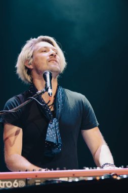 MELBOURNE, AUSTRALIA - 16 Kasım 2022 'de Melbourne, Avustralya' da düzenlenen Kırmızı Yeşil Mavi Turne kapsamında Hanson Bandosu 'ndan Taylor Hanson bir konser verdi.