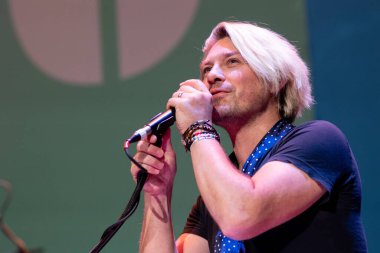 MELBOURNE, AUSTRALIA - 16 Kasım 2022 'de Melbourne, Avustralya' da düzenlenen Kırmızı Yeşil Mavi Turne kapsamında Hanson Bandosu 'ndan Taylor Hanson bir konser verdi.