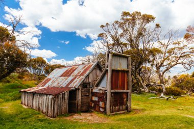 Tarihsel Wallace Hut, Avustralya 'nın Viktorya Alpleri' ndeki Falls Creek yakınlarında kalan en eski sığır yetiştirici kulübesi.