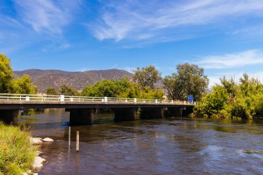 Corryong yakınlarındaki Bringenbrong Köprüsü 'nde Victoria ile Yeni Güney Galler arasındaki sınır kapısı ve Avustralya' daki rezerv.