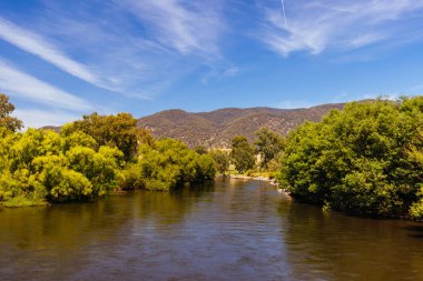 Corryong yakınlarındaki Bringenbrong Köprüsü 'nde Victoria ile Yeni Güney Galler arasındaki sınır kapısı ve Avustralya' daki rezerv.
